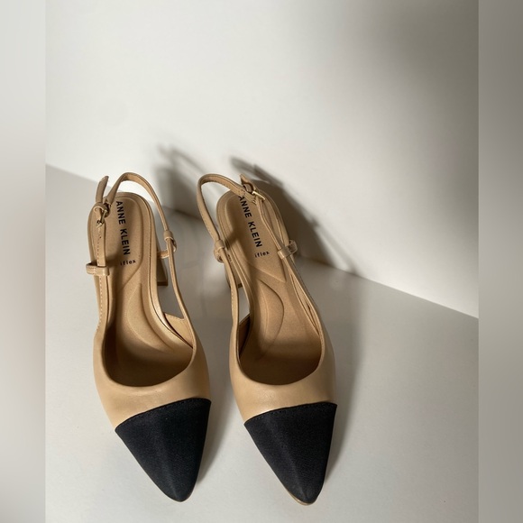 Anne Klein~Baxter~Two-Toned~Slingback~Almond Toe~Block Kitten Heel~Pump~Size 7 - Picture 2 of 12